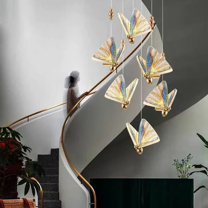 LumiWing – Sommerfugl Vedhængslampe med Gyldent Vinge LED Lysekrone