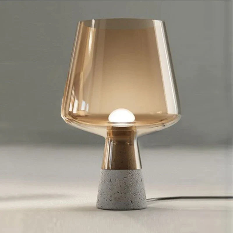 GlowBell - Moderne bordlampe med tilspidset skærm og udsat pæredesign
