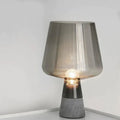 GlowBell - Moderne bordlampe med tilspidset skærm og udsat pæredesign