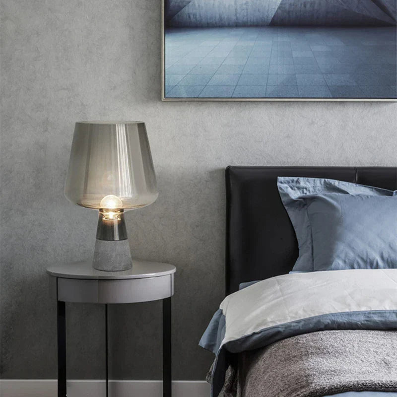 GlowBell - Moderne bordlampe med tilspidset skærm og udsat pæredesign