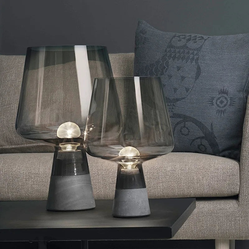GlowBell - Moderne bordlampe med tilspidset skærm og udsat pæredesign