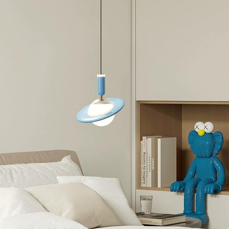 OrbitGlow – Saturn inspirerede pendellamper i legesyge pastelfarver