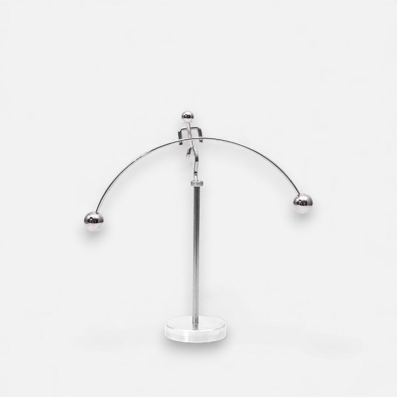 SwingCraft - Dekorativ Pendulbold med Roterende Karakterdesign