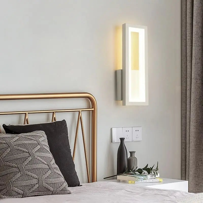 LumaRay - Elegant indendørs væglampe med moderne design og varm belysning