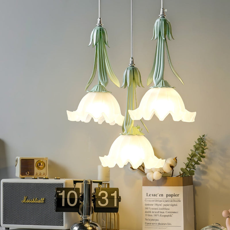 BloomLuxe – Blomsterformet pendellampe med glaskuppelskærm