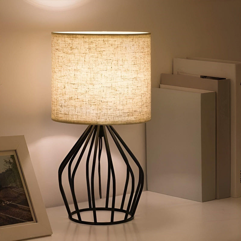 ShadeNest – Bordlampe med linnedskærm og udhulet metalfod