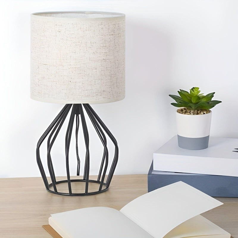 ShadeNest – Bordlampe med linnedskærm og udhulet metalfod