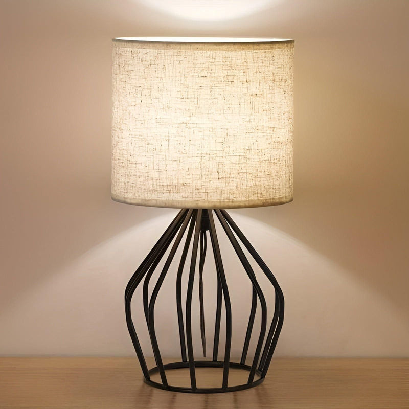 ShadeNest – Bordlampe med linnedskærm og udhulet metalfod