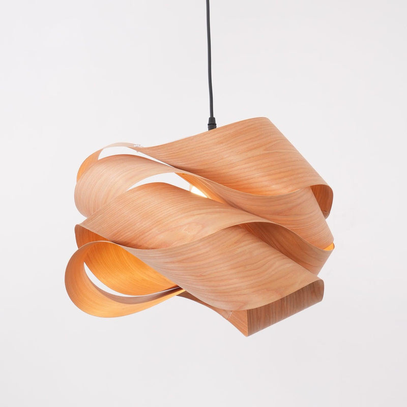 UmiWeave – Skulpturel Pendellampe med Indviklet Flettet Paneldesign