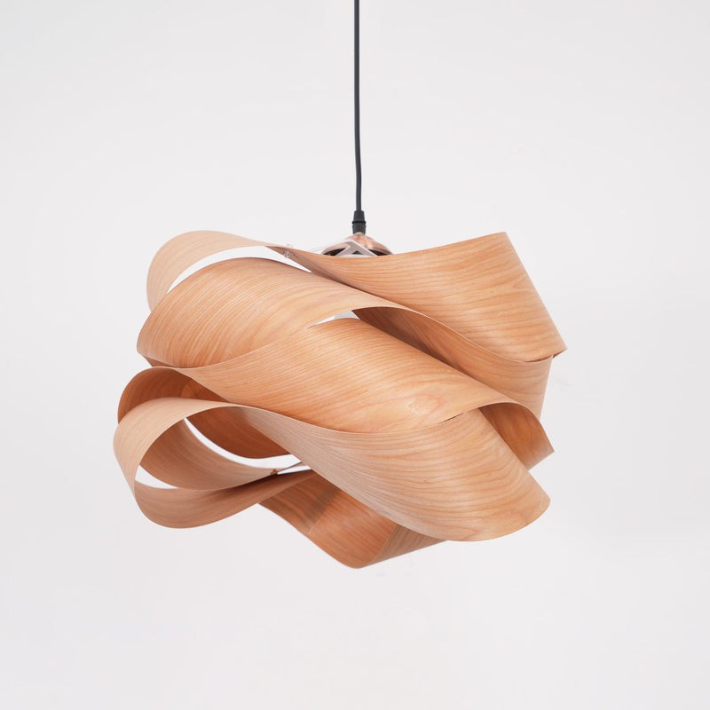 UmiWeave – Skulpturel Pendellampe med Indviklet Flettet Paneldesign