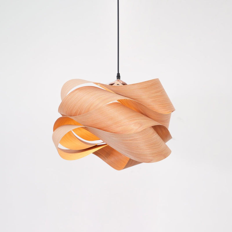 UmiWeave – Skulpturel Pendellampe med Indviklet Flettet Paneldesign