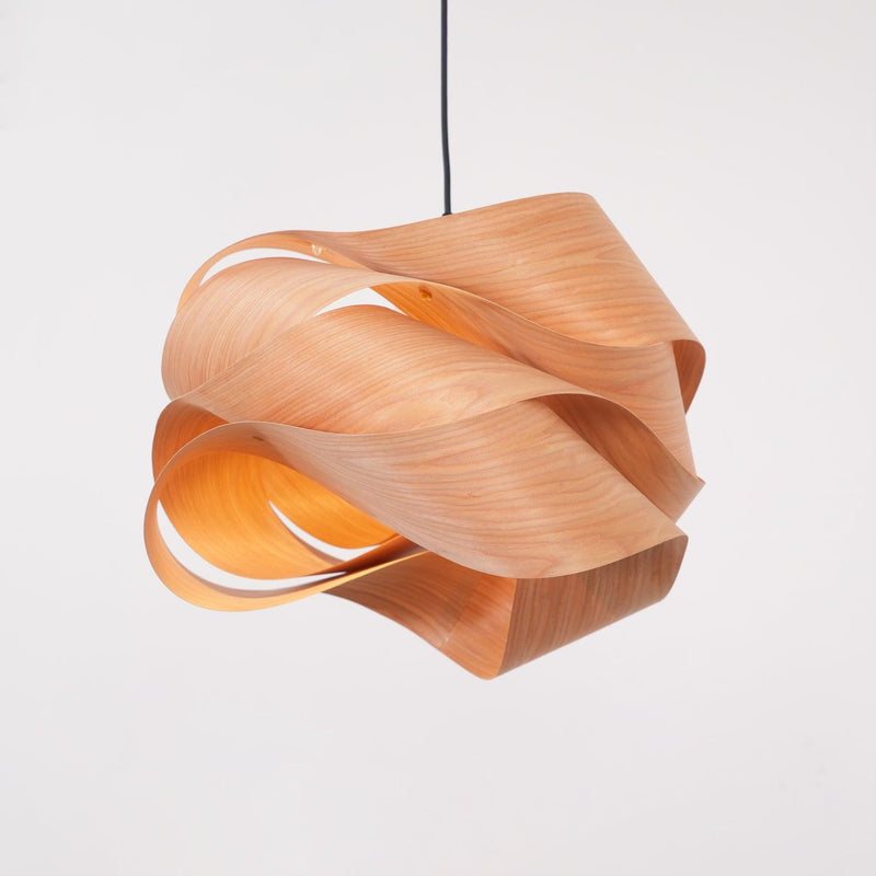 UmiWeave – Skulpturel Pendellampe med Indviklet Flettet Paneldesign