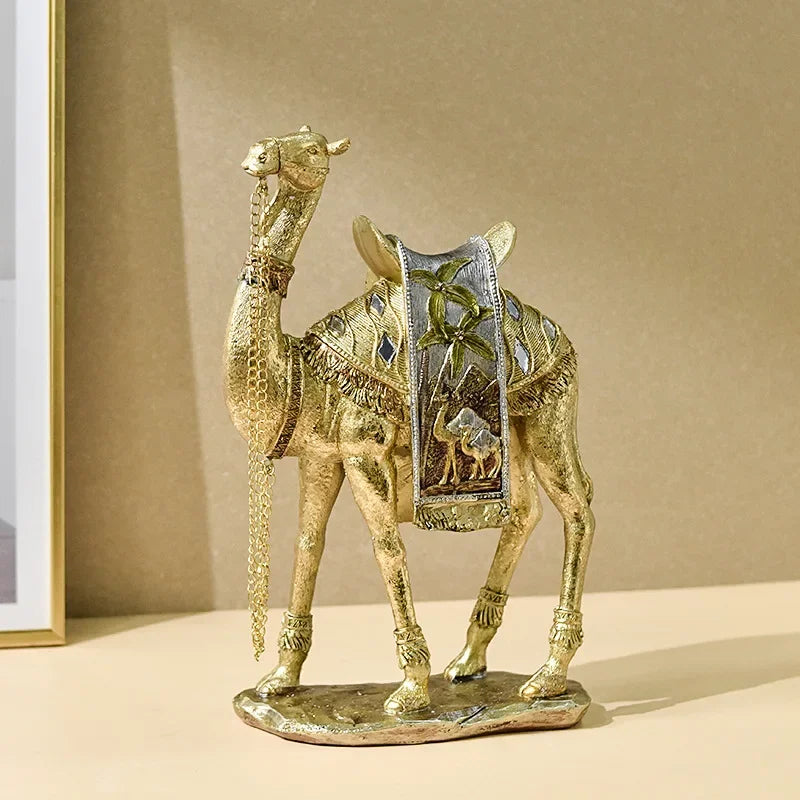 DesertAura – Kamelstatue med udsmykket sadel og elegant finish