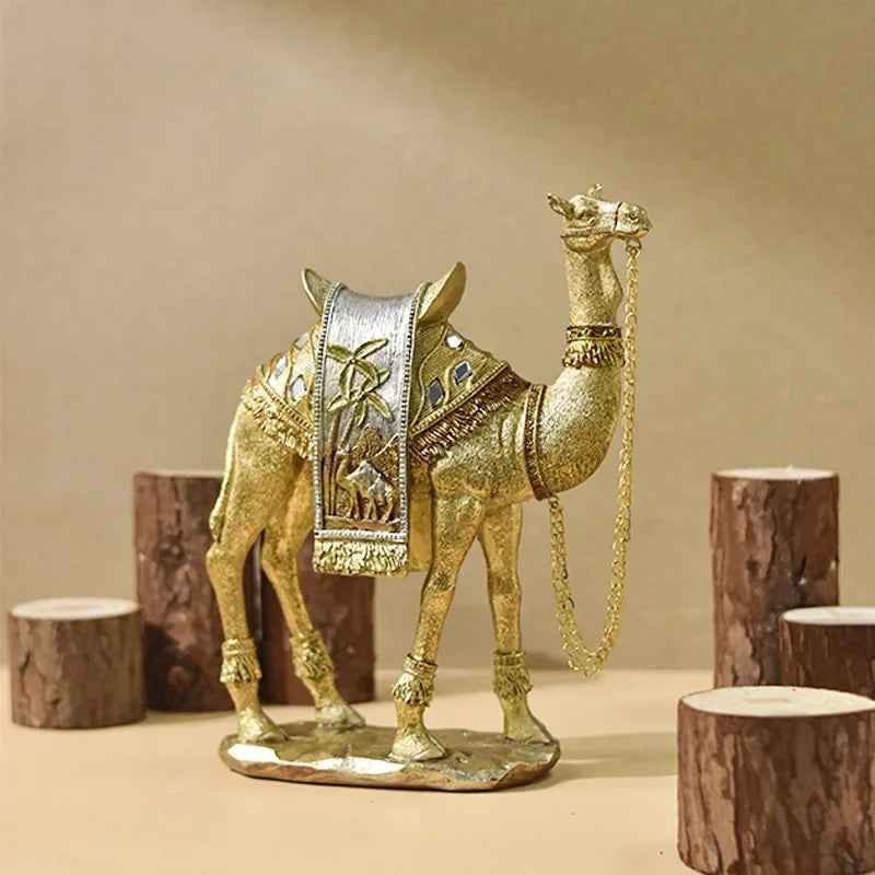 DesertAura – Kamelstatue med udsmykket sadel og elegant finish