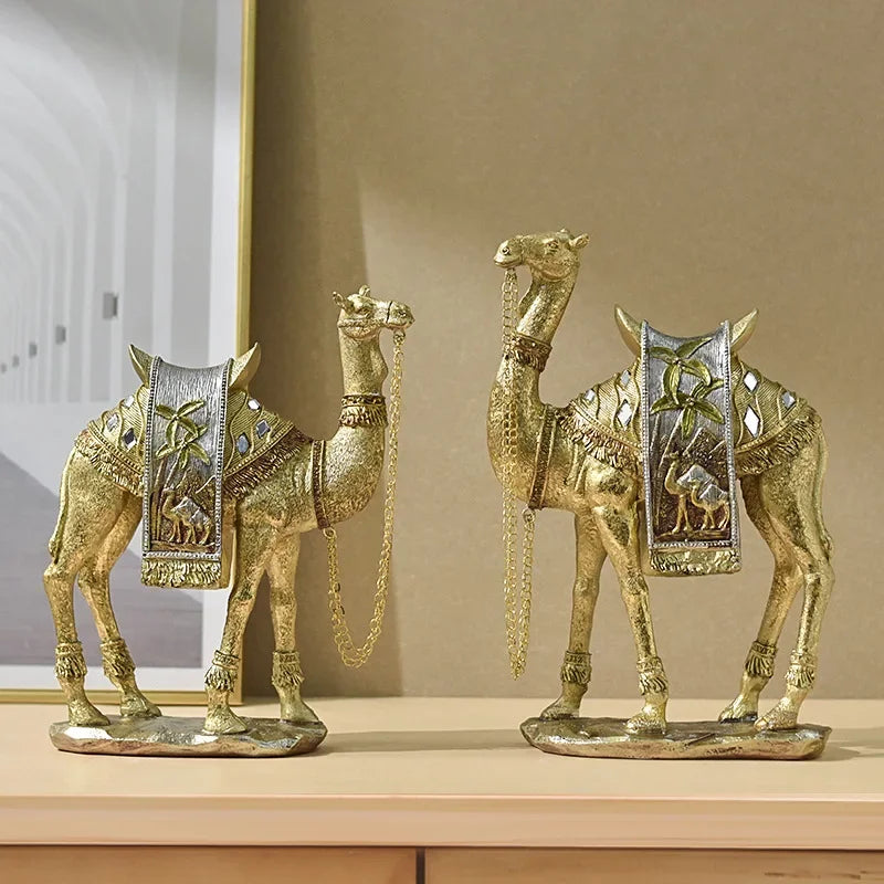 DesertAura – Kamelstatue med udsmykket sadel og elegant finish