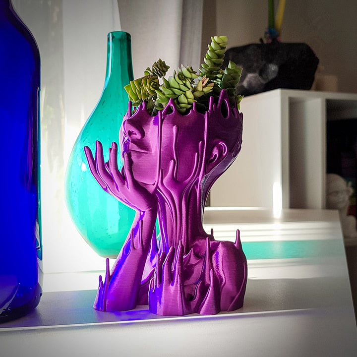 MuseDrop – Surrealistisk pigefigur-plantekasse med kompakte planter