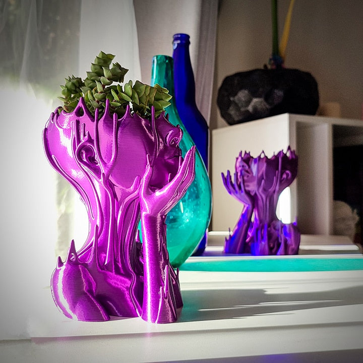 MuseDrop – Surrealistisk pigefigur-plantekasse med kompakte planter