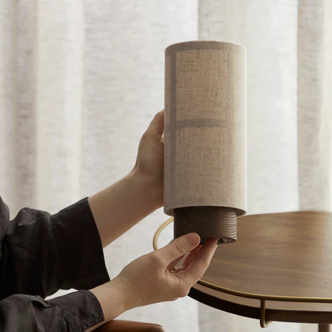 SereniGlow - Elegant Natlampe med Silkeskærm og Træfod