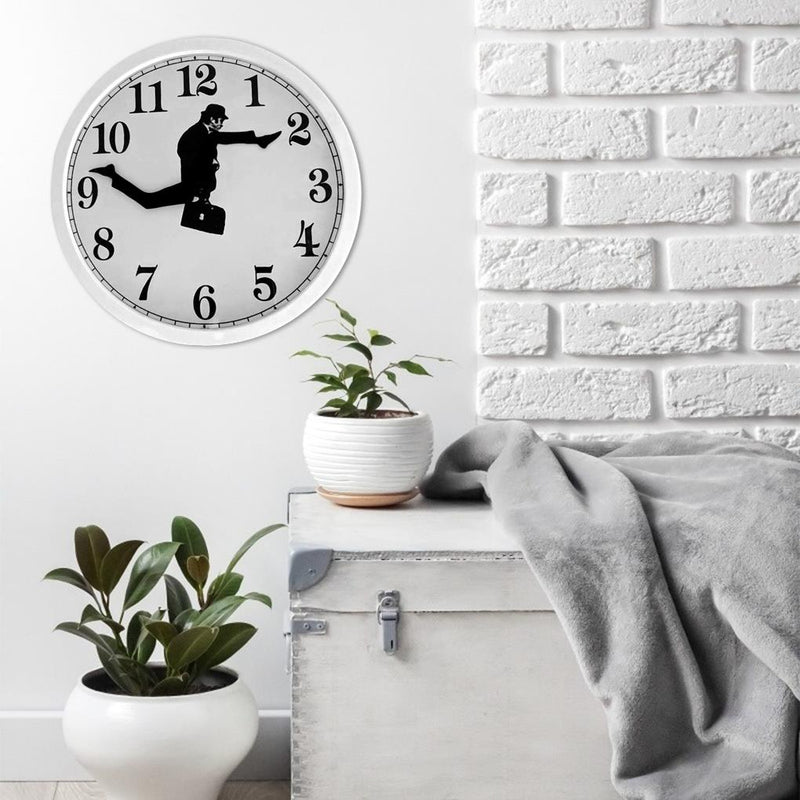 TimeMotion – Kreativt vægur med unik illustration af bevægende mand og fede tal