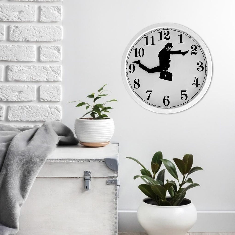 TimeMotion – Kreativt vægur med unik illustration af bevægende mand og fede tal