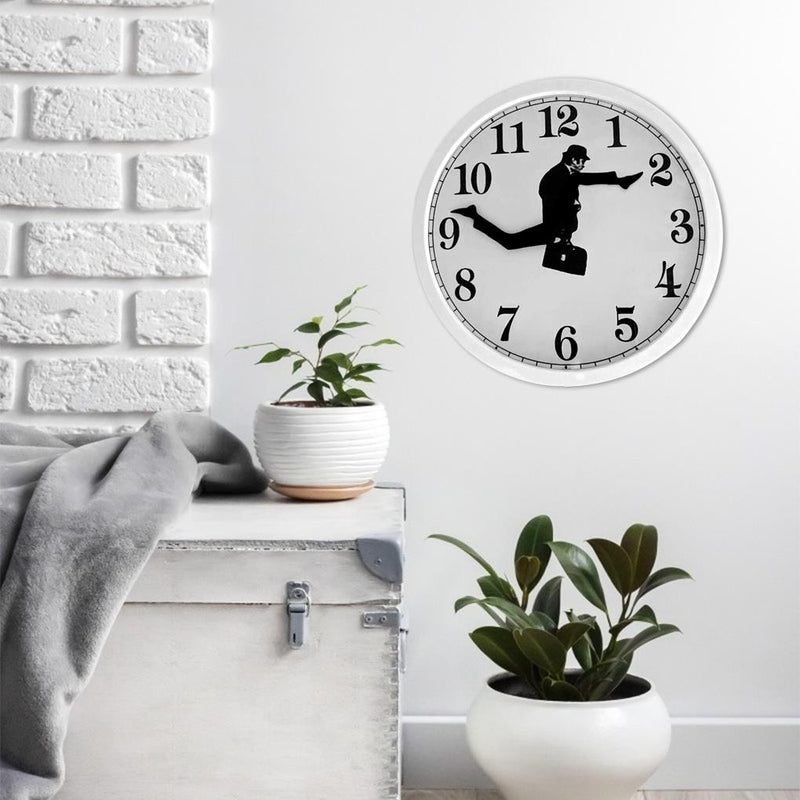 TimeMotion – Kreativt vægur med unik illustration af bevægende mand og fede tal
