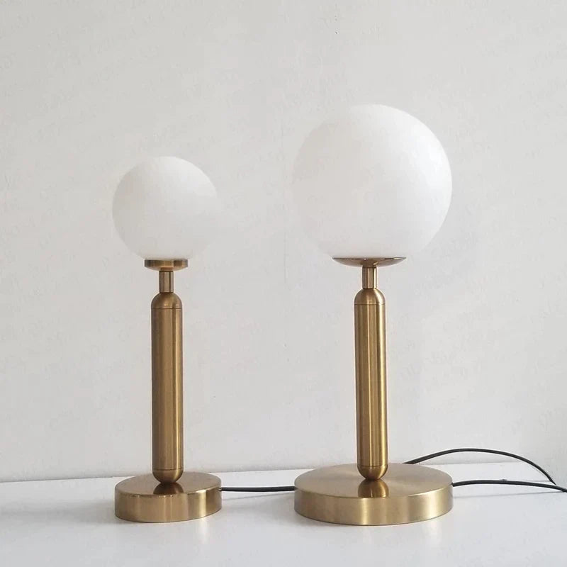 LumiSphere - Elegant bordlampe med globedesign for en sofistikeret stemning