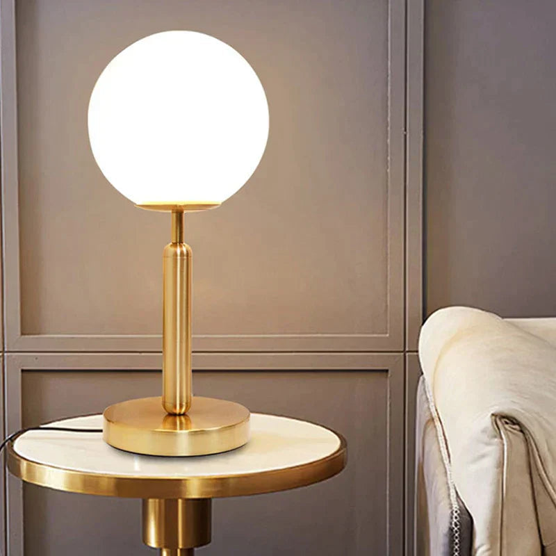 LumiSphere - Elegant bordlampe med globedesign for en sofistikeret stemning