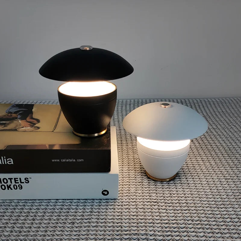 MicroLume - Kompakt skrivebordslampe med klart LED-lys til alle rum