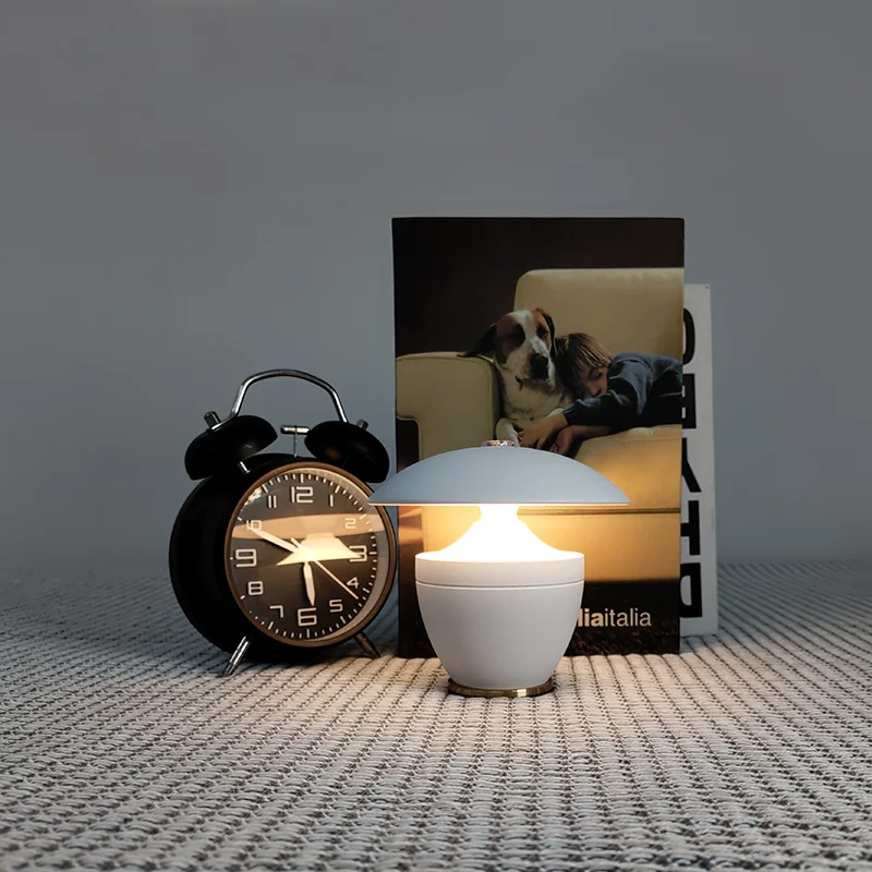 MicroLume - Kompakt skrivebordslampe med klart LED-lys til alle rum