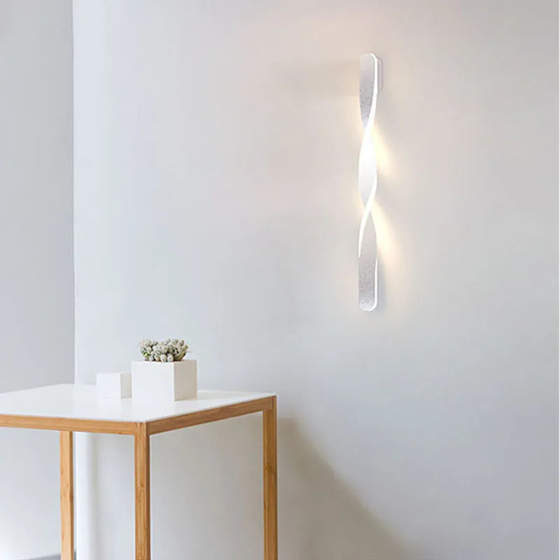 TwistLuxe - Væglampe med Elegant Snoet Design og Energieffektivt LED Lys