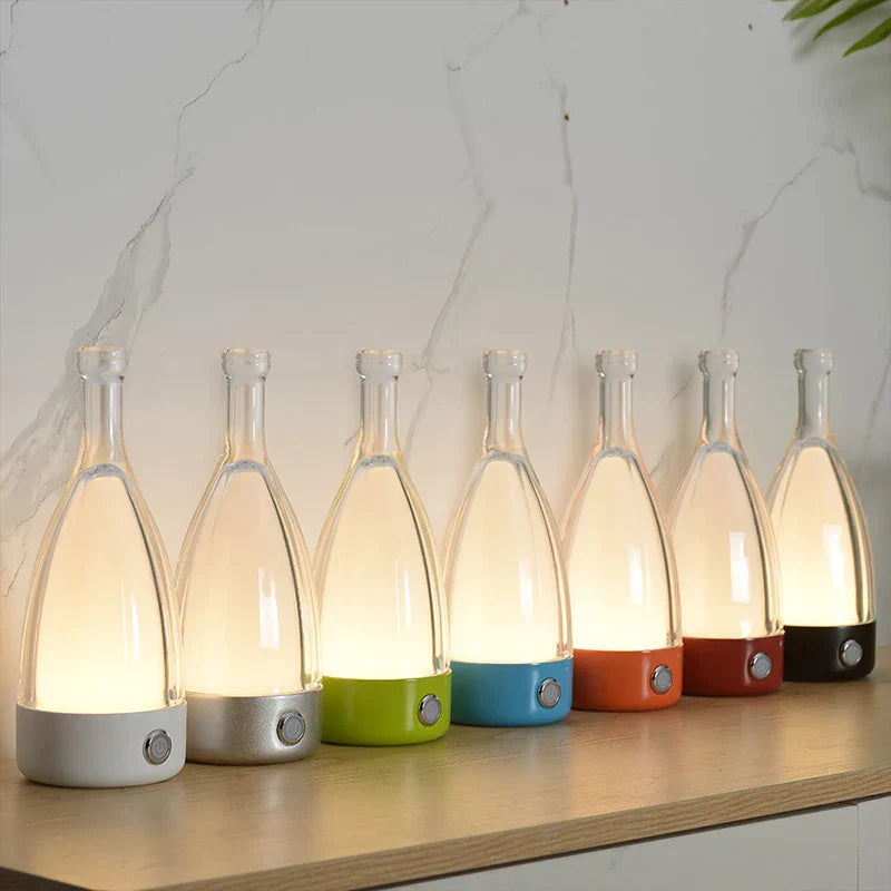 LumoBottle – Moderne bordlampe i form af en flaske med dæmpbart LED-lys til stuer og sociale rum