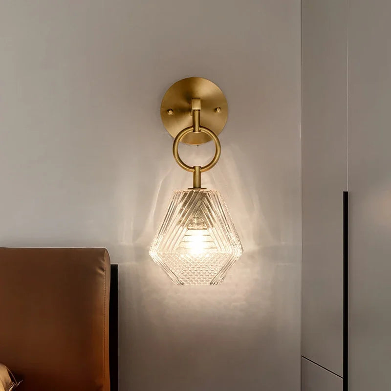 PrismGlow - Geometrisk væglampe med slankt glasdesign til moderne indretning