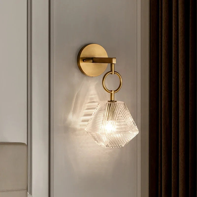 PrismGlow - Geometrisk væglampe med slankt glasdesign til moderne indretning