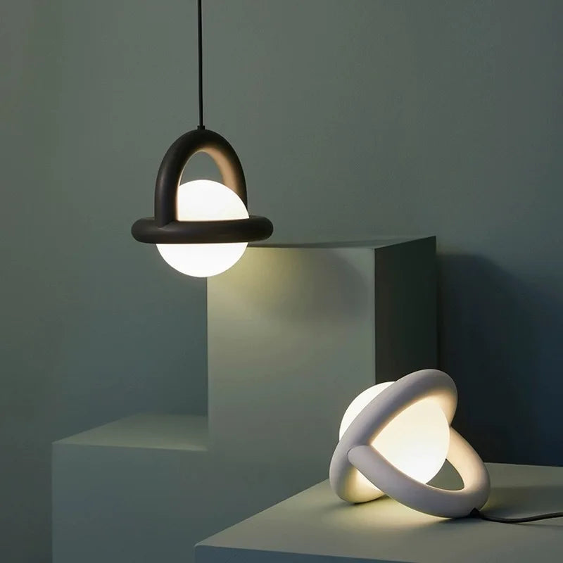 MinimaGlow - Moderne loftslampe med kompakt design til små rum