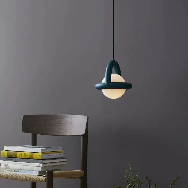 MinimaGlow - Moderne loftslampe med kompakt design til små rum