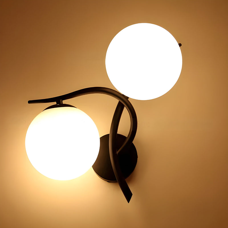 GloSphere – Væglampe i nordisk stil med blødt lys og moderne design med glaskugle