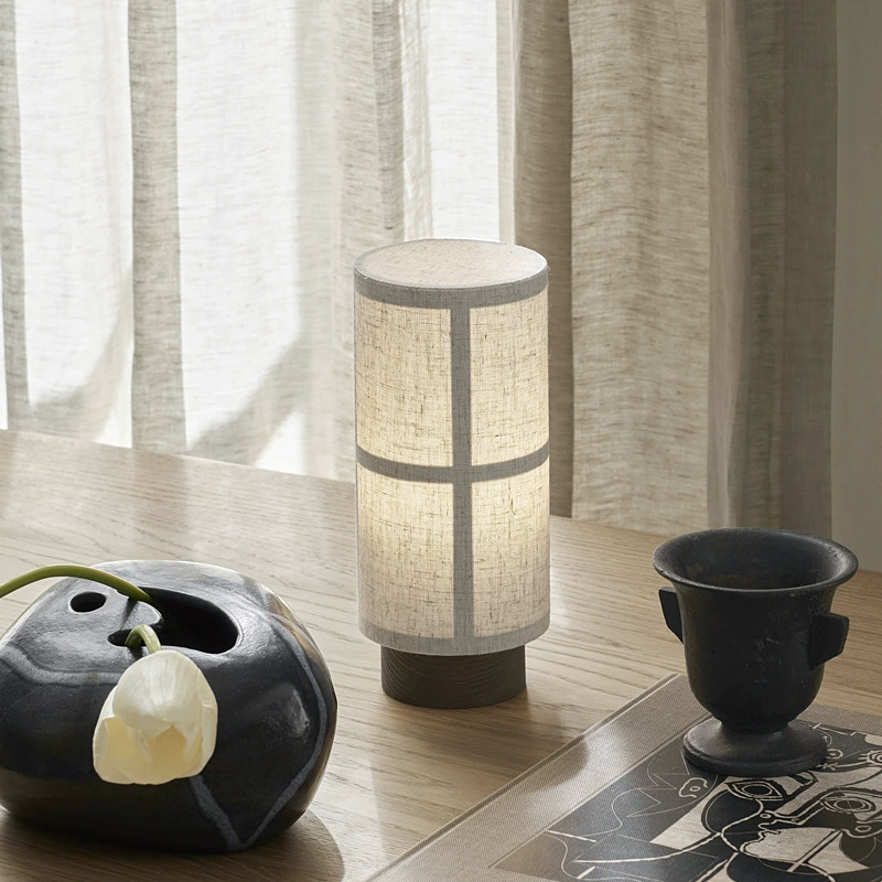 SereniGlow - Elegant Natlampe med Silkeskærm og Træfod