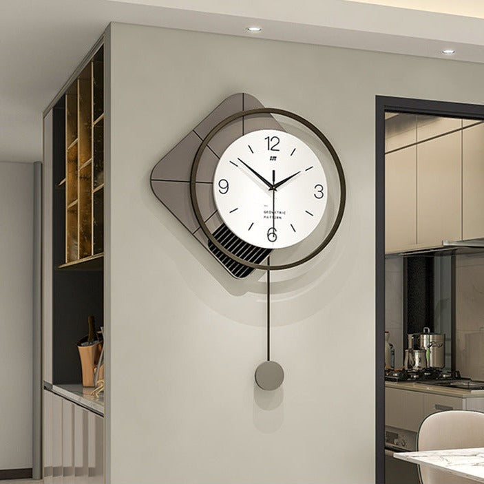 GeoTime – Moderne Vægur med Lagdelt Geometrisk Design og Penduldetalje