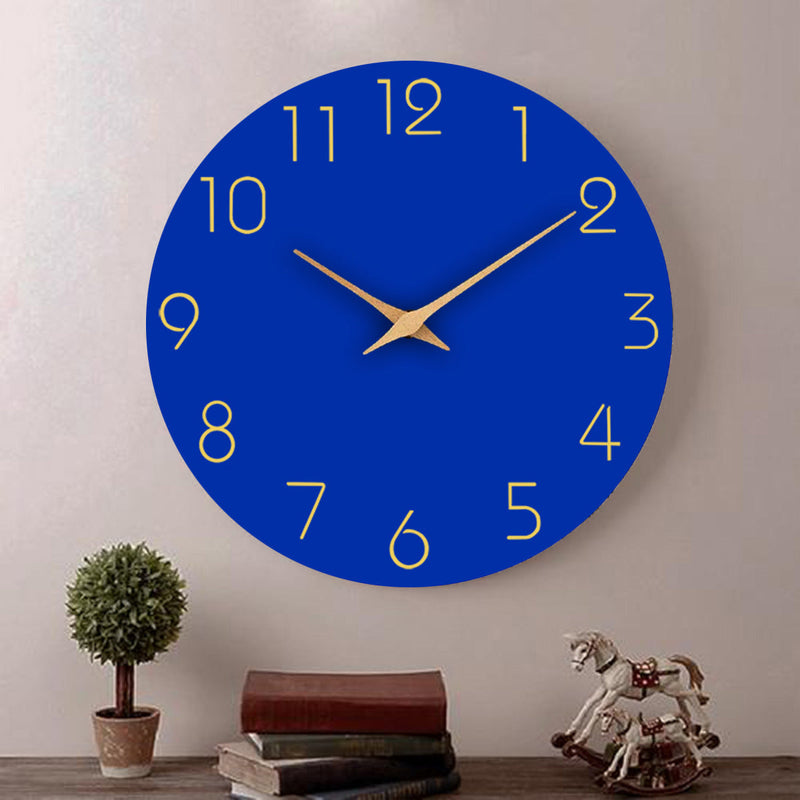 TimeAura – Moderne vægur med fede tal og elegante design