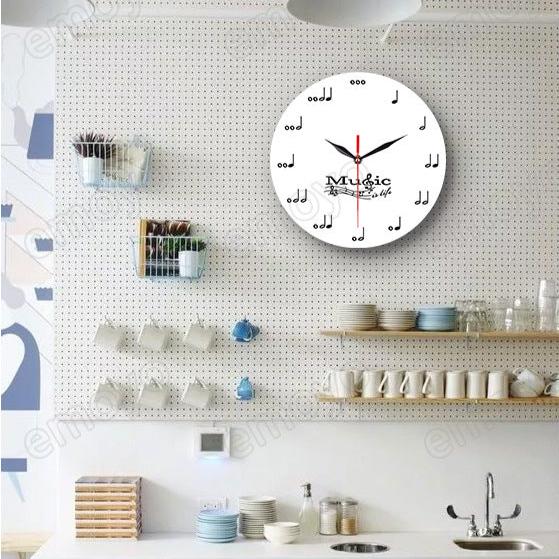 MelodyTime – Rund Vægur med Noder og Stilfuldt Kunstnerisk Design