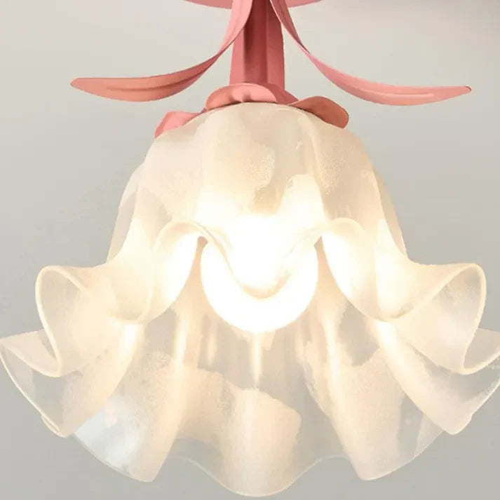 GlowPetal – Blomsterformet loftslampe med legende rød base