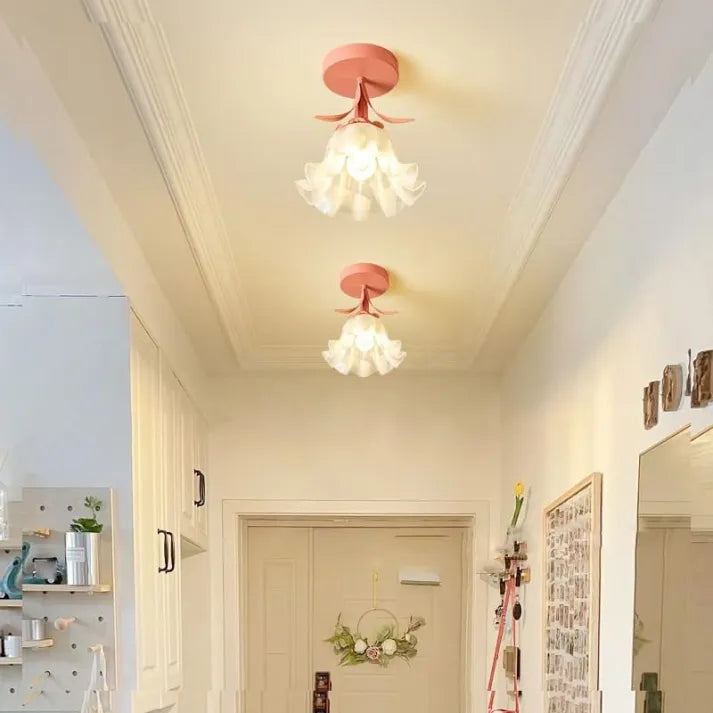 GlowPetal – Blomsterformet loftslampe med legende rød base