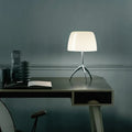 LumiTripod - Slank stativbordlampe med justerbar belysning og moderne stil