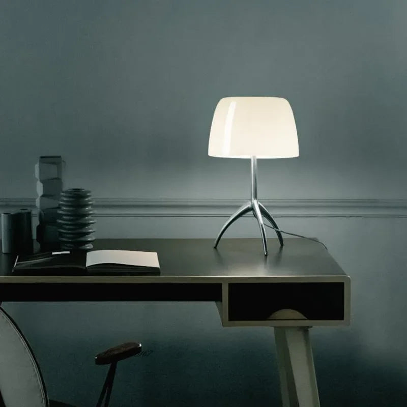 LumiTripod - Slank stativbordlampe med justerbar belysning og moderne stil
