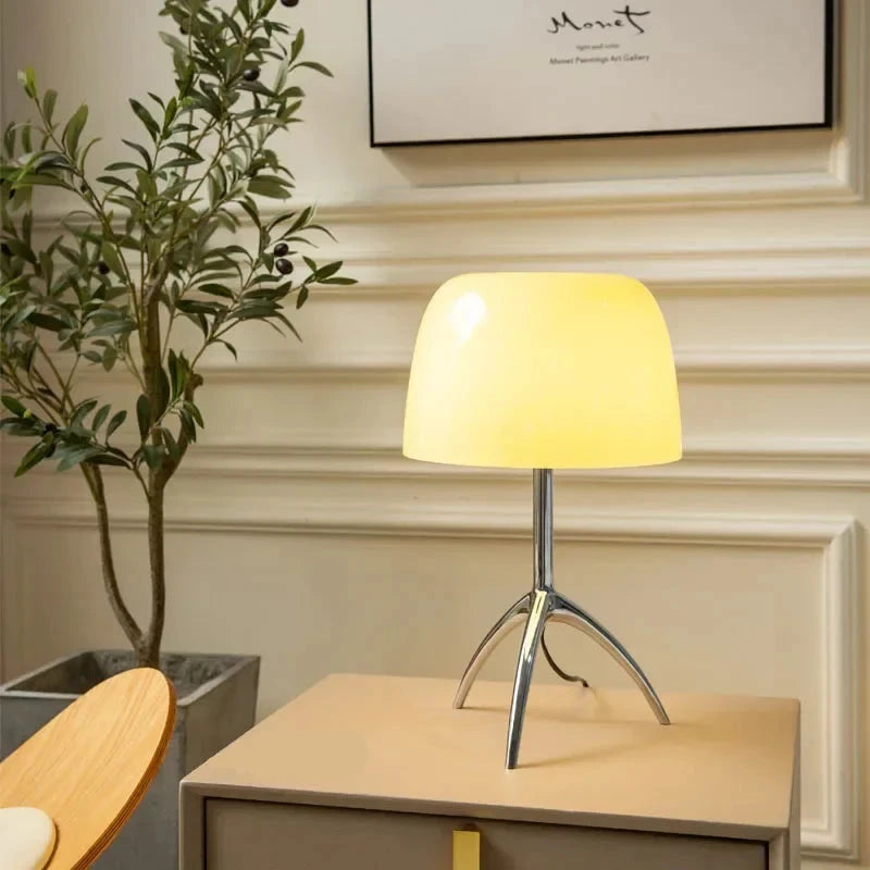 LumiTripod - Slank stativbordlampe med justerbar belysning og moderne stil