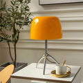 LumiTripod - Slank stativbordlampe med justerbar belysning og moderne stil