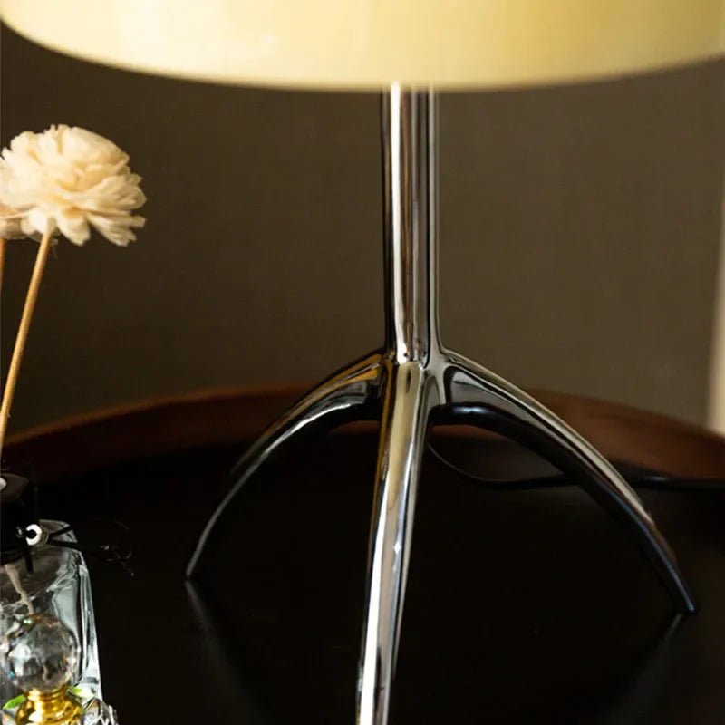 LumiTripod - Slank stativbordlampe med justerbar belysning og moderne stil