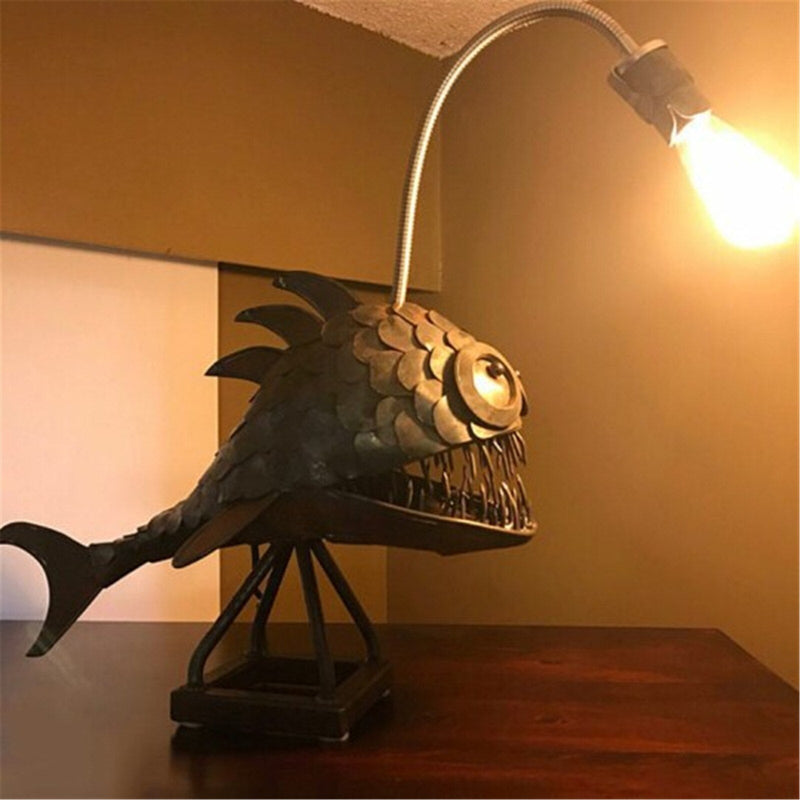 DeepGlow – Retro bordlampe inspireret af havtaske med fleksibelt hoved og skulpturelt udtryk