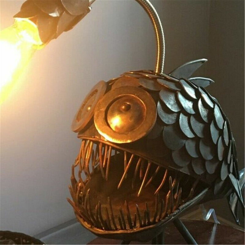 DeepGlow – Retro bordlampe inspireret af havtaske med fleksibelt hoved og skulpturelt udtryk