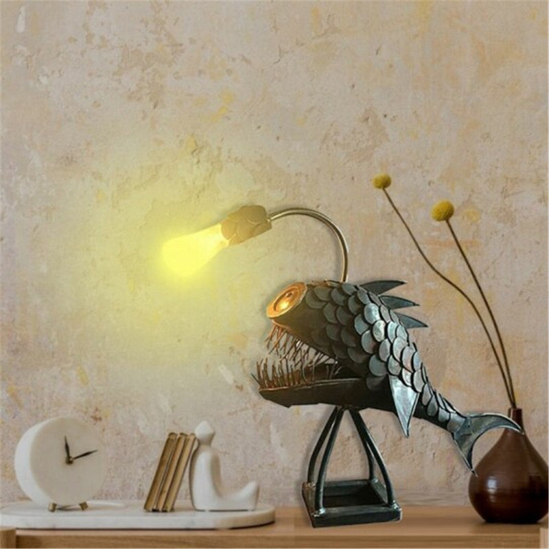 DeepGlow – Retro bordlampe inspireret af havtaske med fleksibelt hoved og skulpturelt udtryk